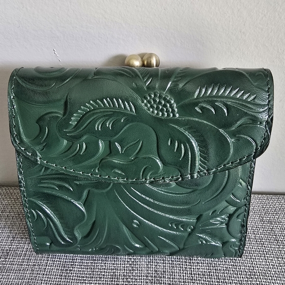 Patricia Nash Reiti Green Kisslock Embossed Square Bifold Leather Wallet - Picture 1 of 6